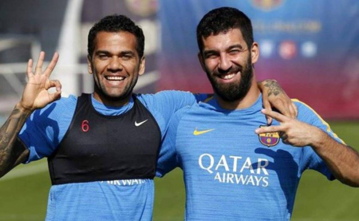 Barcelona se plantea las salidas de Dani Alves y Turam