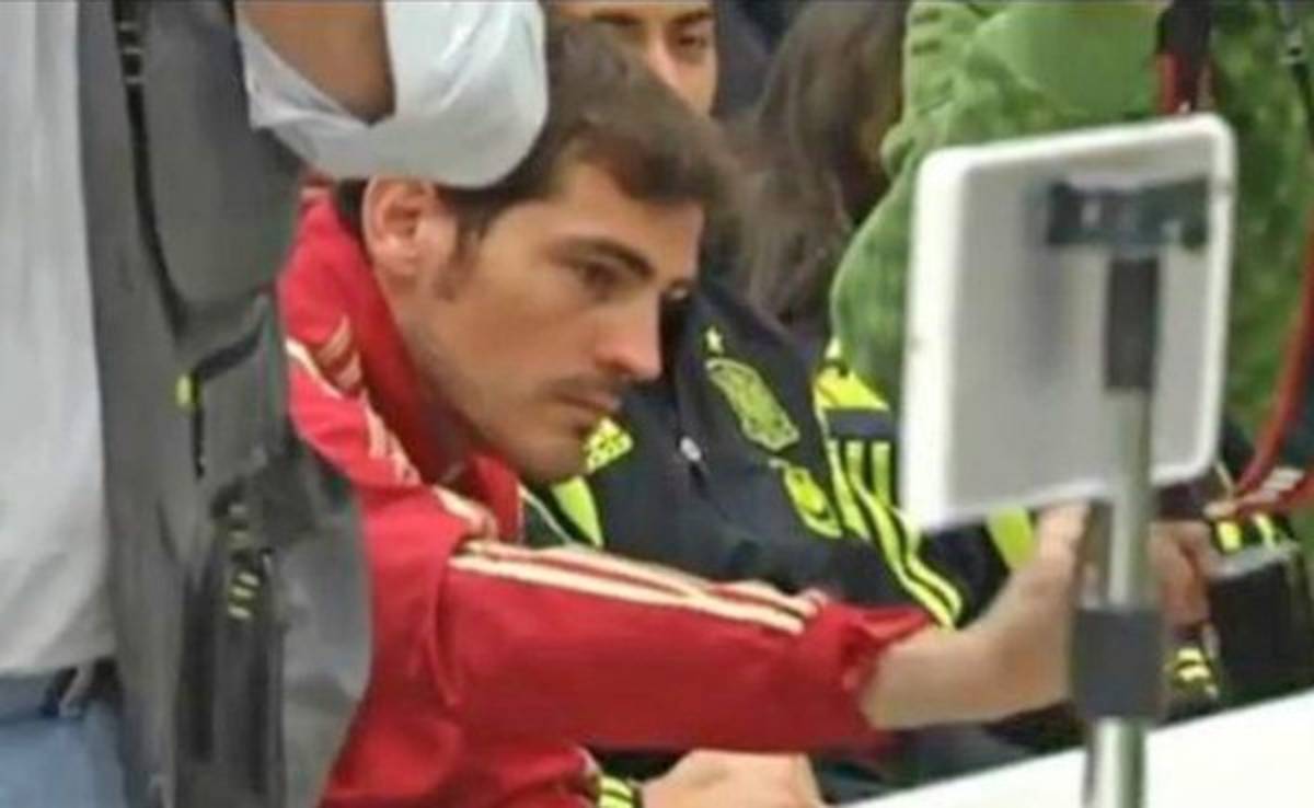 VIDEO: Casillas intenta 'robarle' el celular a un fotógrafo