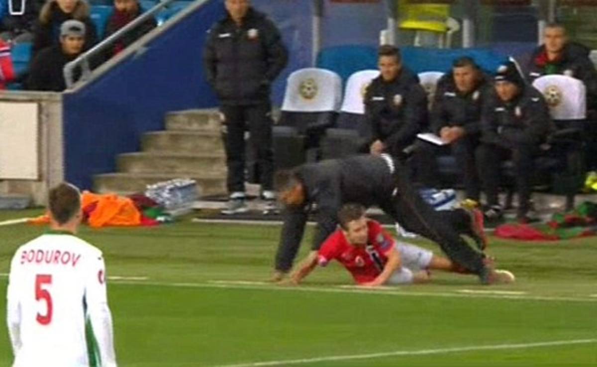 VIDEO: Recibe amarilla por ¡tremenda falta contra el técnico del rival!