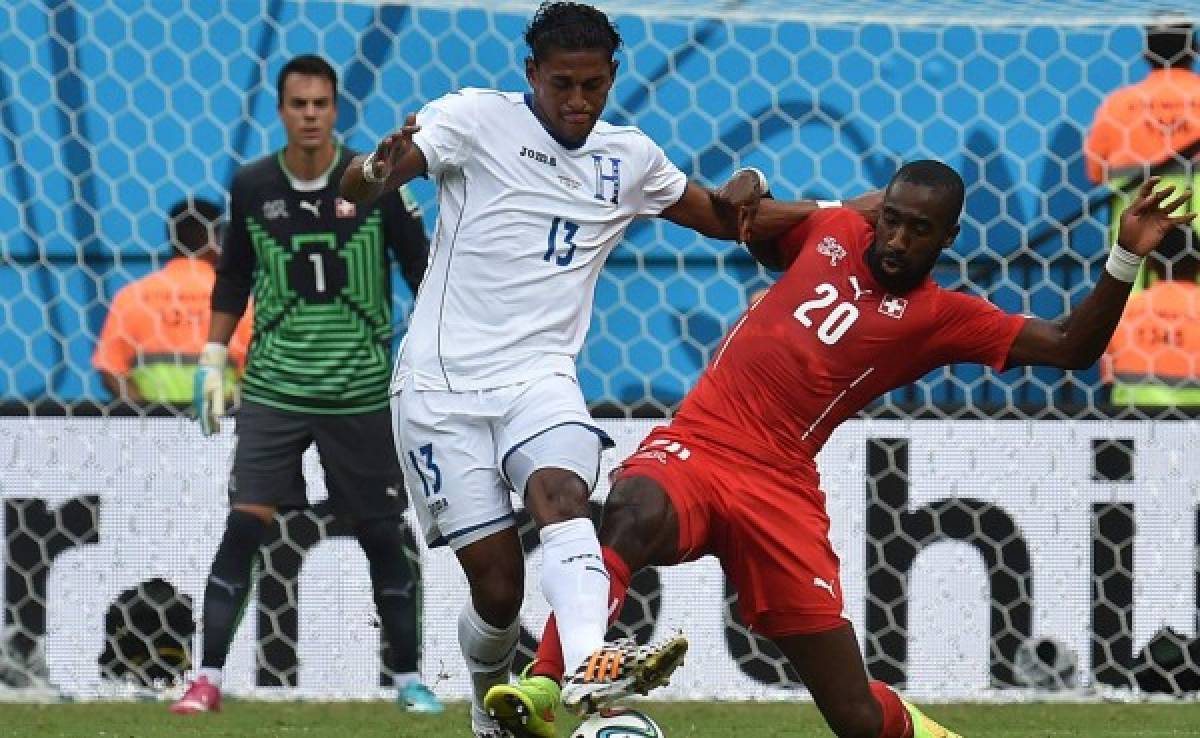 Carlo Costly salió lesionado en el primer tiempo ante Suiza