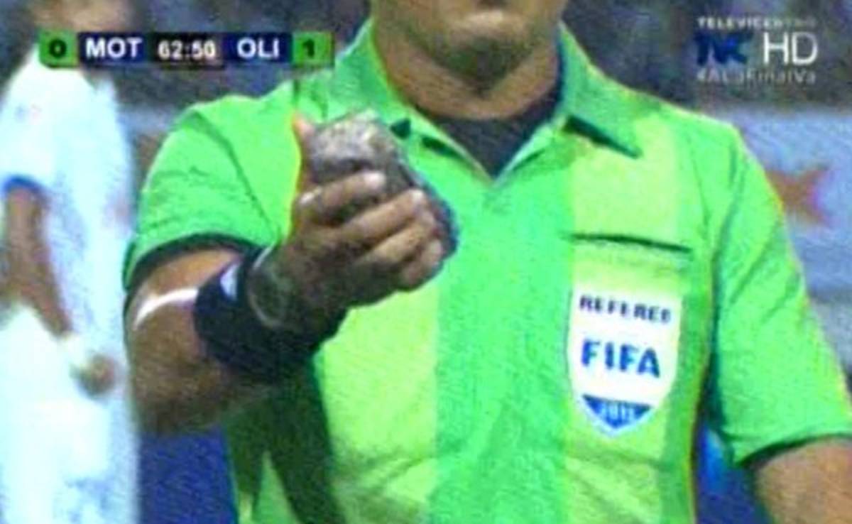 VIDEO: Aficionados lanzan enorme piedra en medio del Motagua-Olimpia