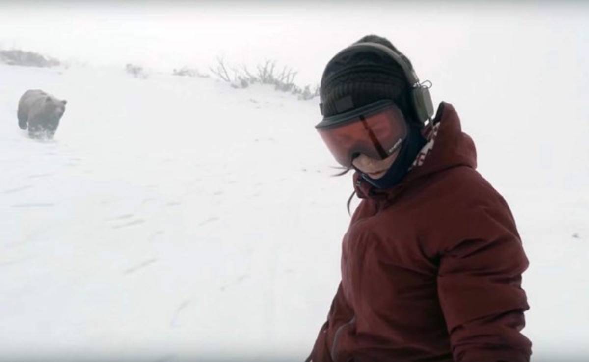 Video: Snowboarder fue perseguida por un oso y no se dio cuenta