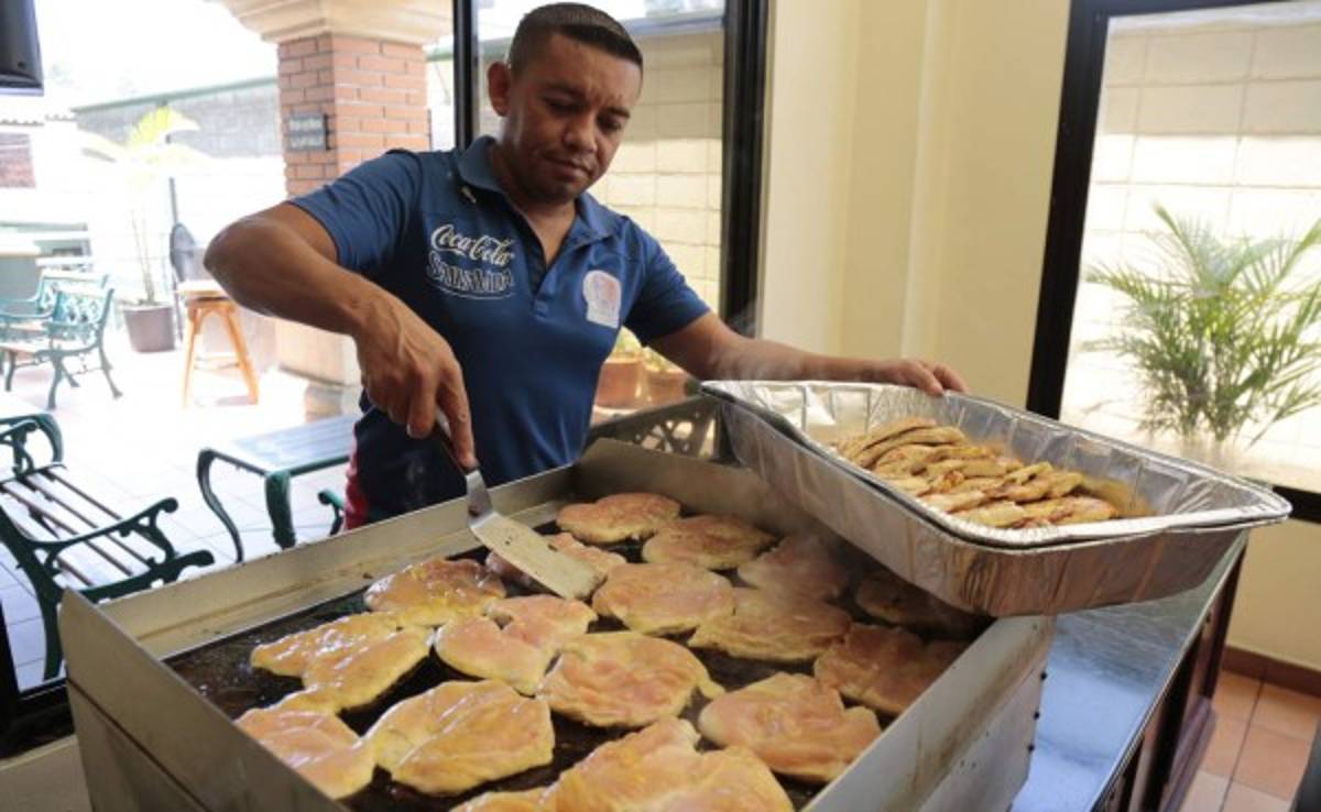 Pollo a la plancha le preparan a los jugadores del Olimpia
