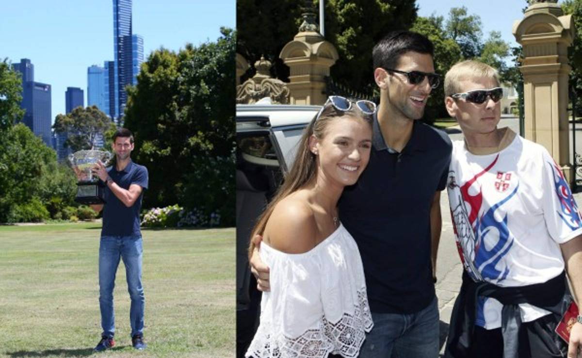 Novak Djokovic y su sesión de fotos con el trofeo del Abierto de Australia