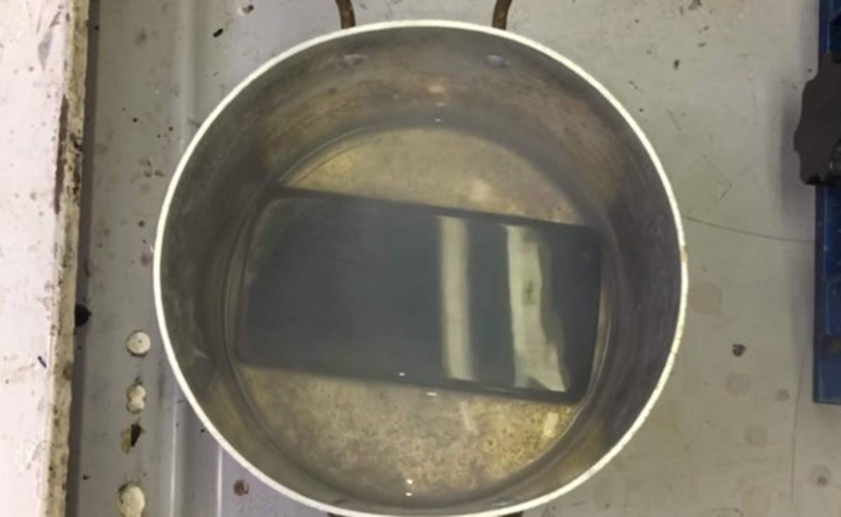 VIDEO: Derraman ácido sobre el Nexus 5 para comprobar su resistencia