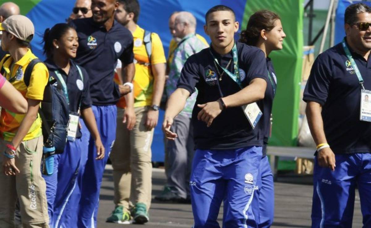 VIDEO: El boxeador hondureño Teófimo López le enseña a bailar samba a periodista de ESPN