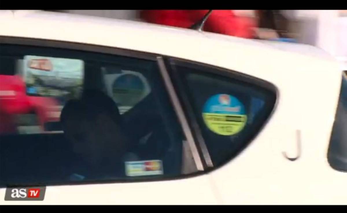 VIDEO: Chicharito llegó en auto a la sede del Real Madrid y salió en taxi
