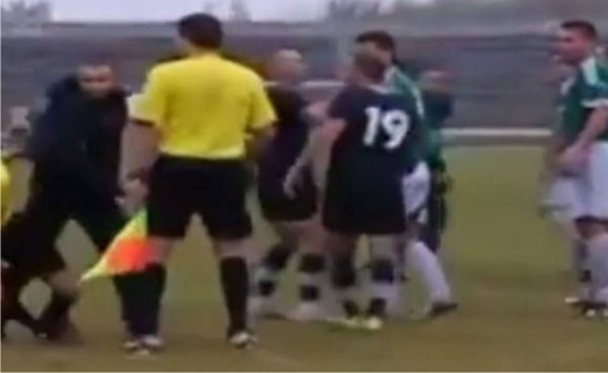 VIDEO: Árbitro de Ucrania pita polémico penal y recibe tremendo puñetazo