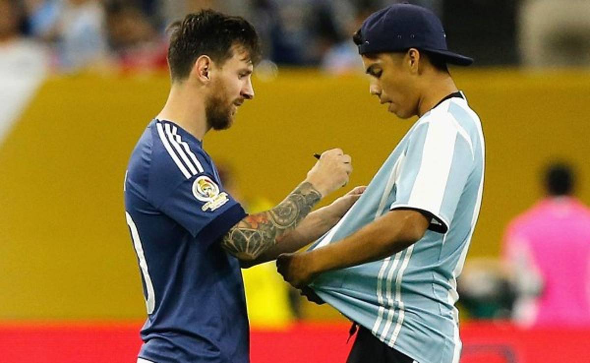 VIDEO: Messi le autografió la camiseta a un con espontáneo que saltó al campo en Houston