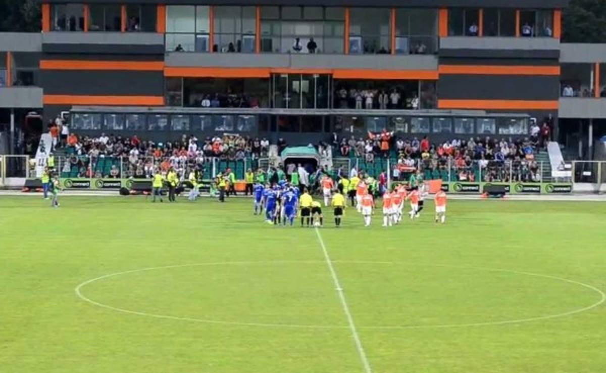 Un entrenador retira a su equipo del campo por desacuerdo con árbitro