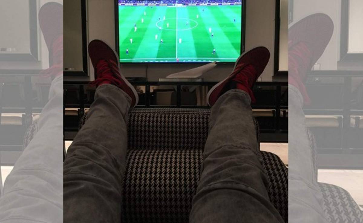 Mientras se jugaba el clásico, James Rodríguez disfrutaba a pierna tendida