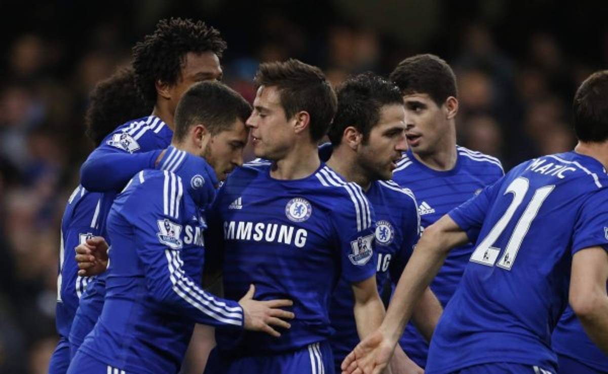 El Chelsea vence con sufrimiento al Stoke y se escapa en la Premier