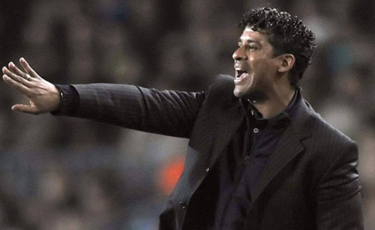 Frank Rijkaard podría dirigir de nuevo al Barcelona