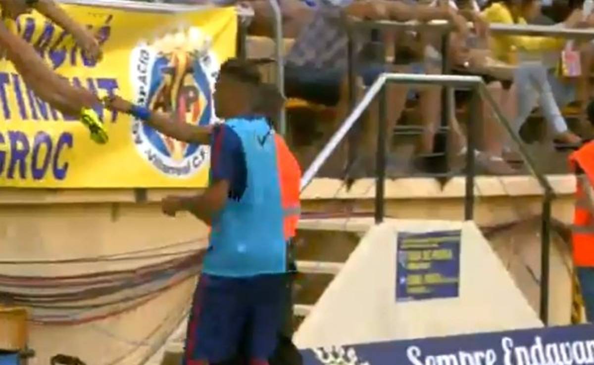 Multan a Neymar por firmar autógrafo en pleno partido