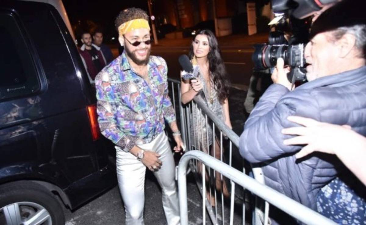 Neymar se viste de 'hippie' para celebrarle el cumpleaños a un amigo surfista en plena navidad
