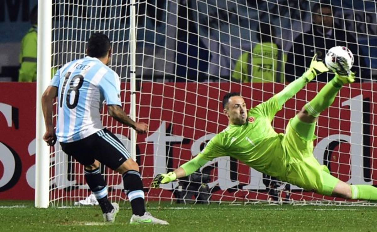 Tata Martino confesó por qué no quería que Tévez pateara un penal