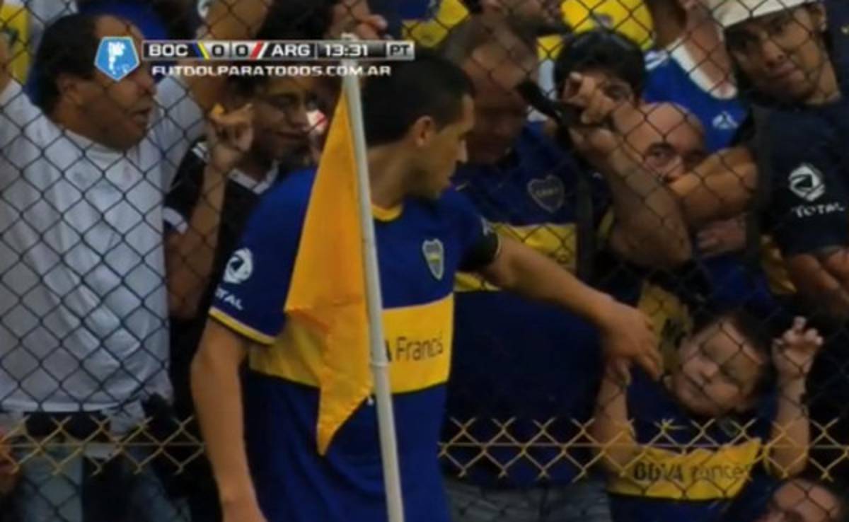 VIDEO: El gran gesto de Riquelme con un pequeño aficionado