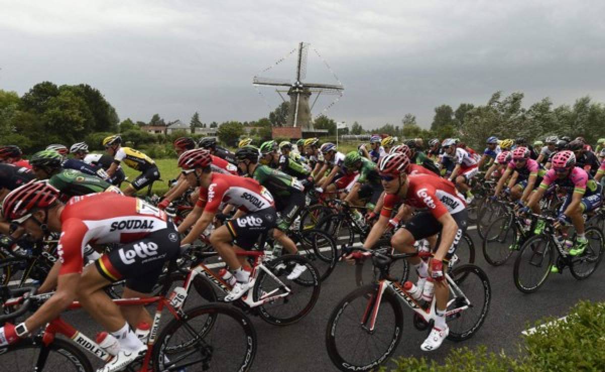 Jueces del Tour de Francia buscan motores en bicicletas de participantes