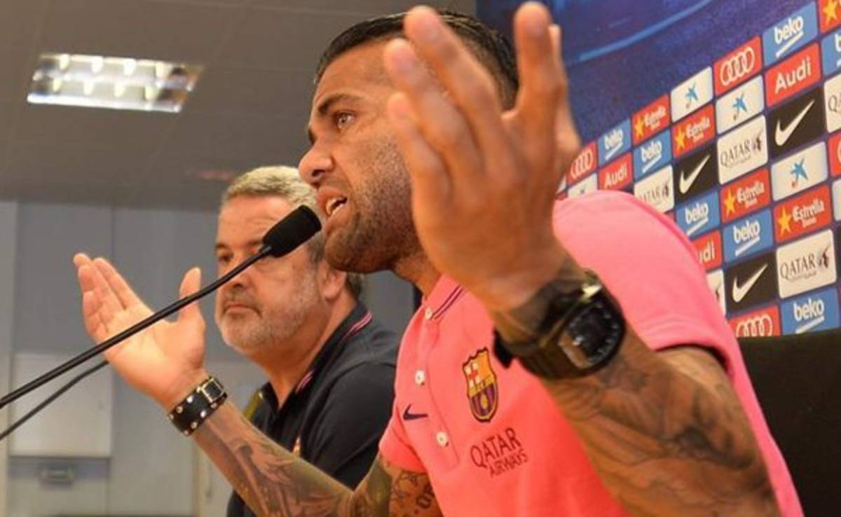 Dani Alves explota ante rumores de su fichaje por el PSG