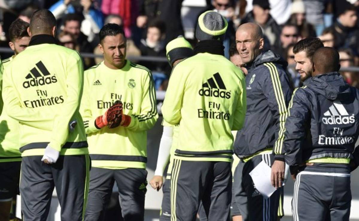 FOTOGALERÍA: Más de cinco mil aficionados ovacionaron a Zidane