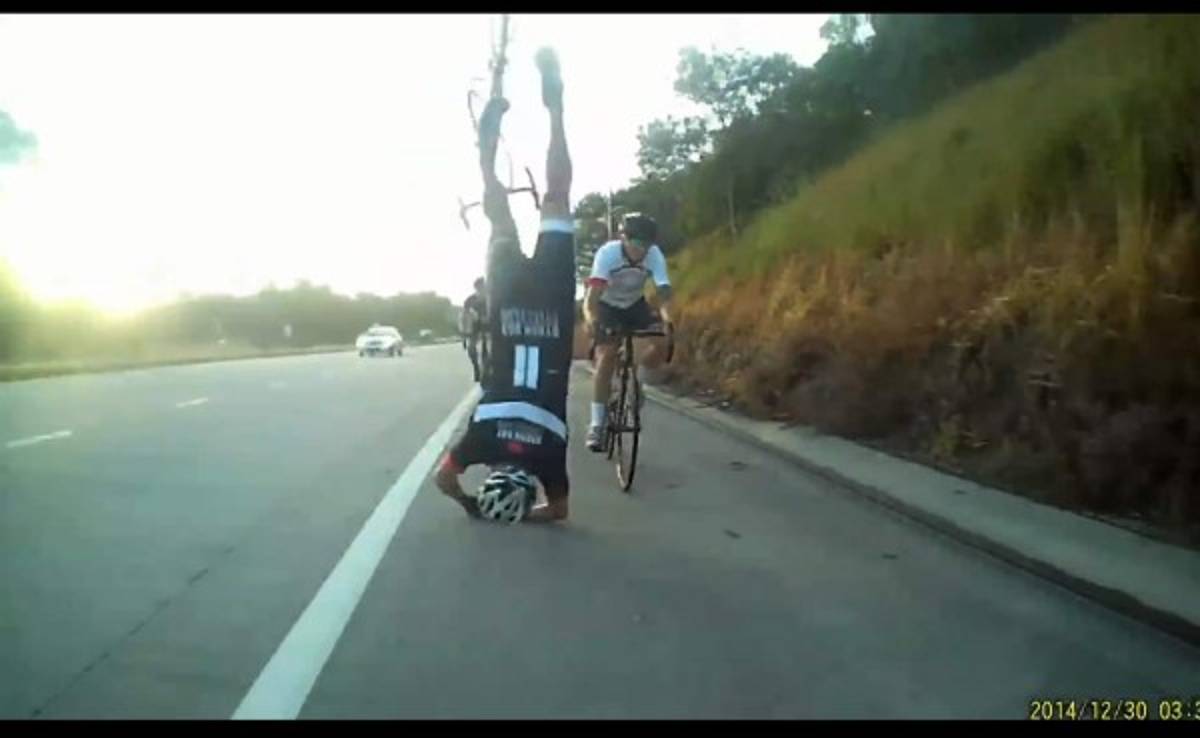 VIDEO: Ciclista sufre terrible caída y logra salir ileso
