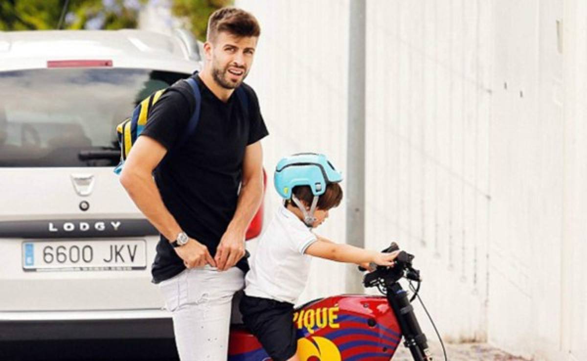 ¡En bicicleta! Así recoge Gerard Piqué a su hijo Milan en la escuela