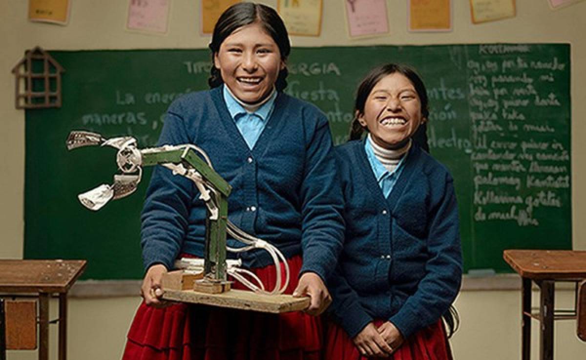 Niñas campesinas bolivianas crean brazo hidráulico con material reciclable