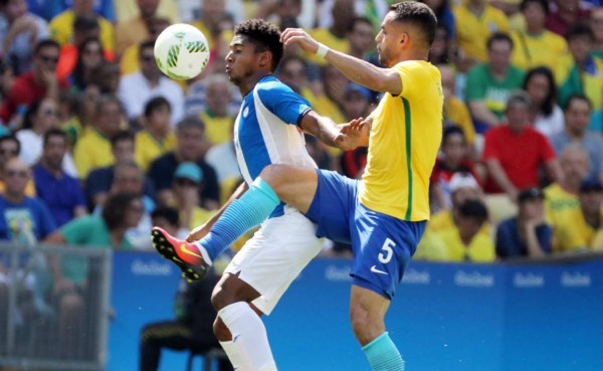 'Choco' Lozano sale lesionado y es duda para jugar por el bronce