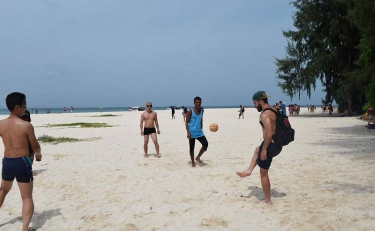 El madridista Dani Carvajal se refresca al pie del Atlas marroquí