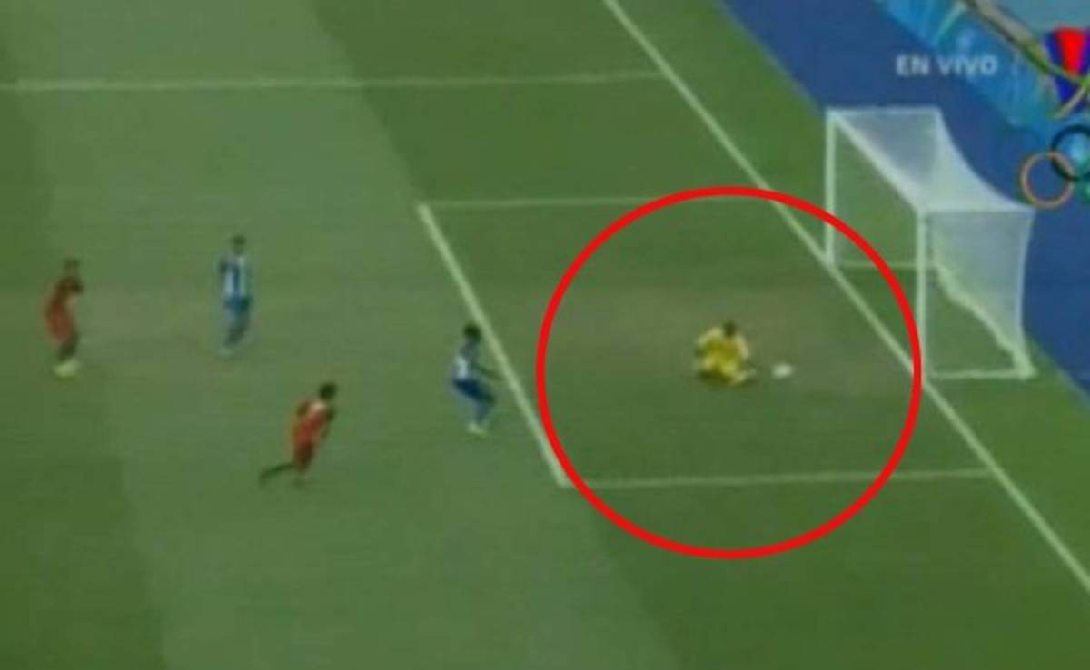 VIDEO: El show de 'Buba' López haciendo cuatro tapadas que evita la goleada a Honduras