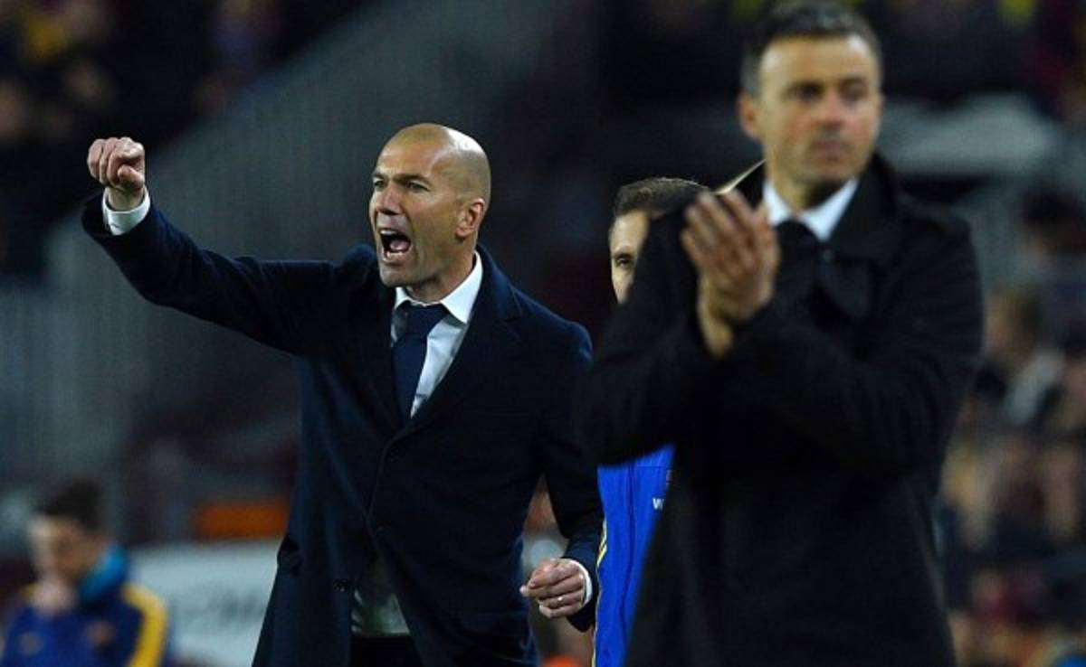 El técnico Zinedine Zidane ganó en su debut en el Camp Nou