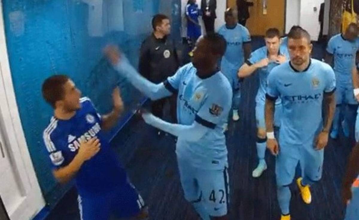 VIDEO: Yaya Touré bromea con Hazard golpéandole la nuca