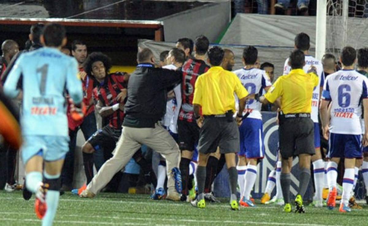 VIDEO: Jugadores del Cruz Azul se van a los golpes con los de Alajuelense