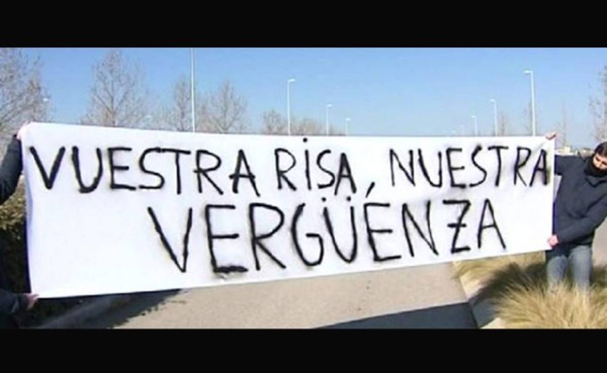 Con pancartas reciben a jugadores del Madrid en Valdebebas