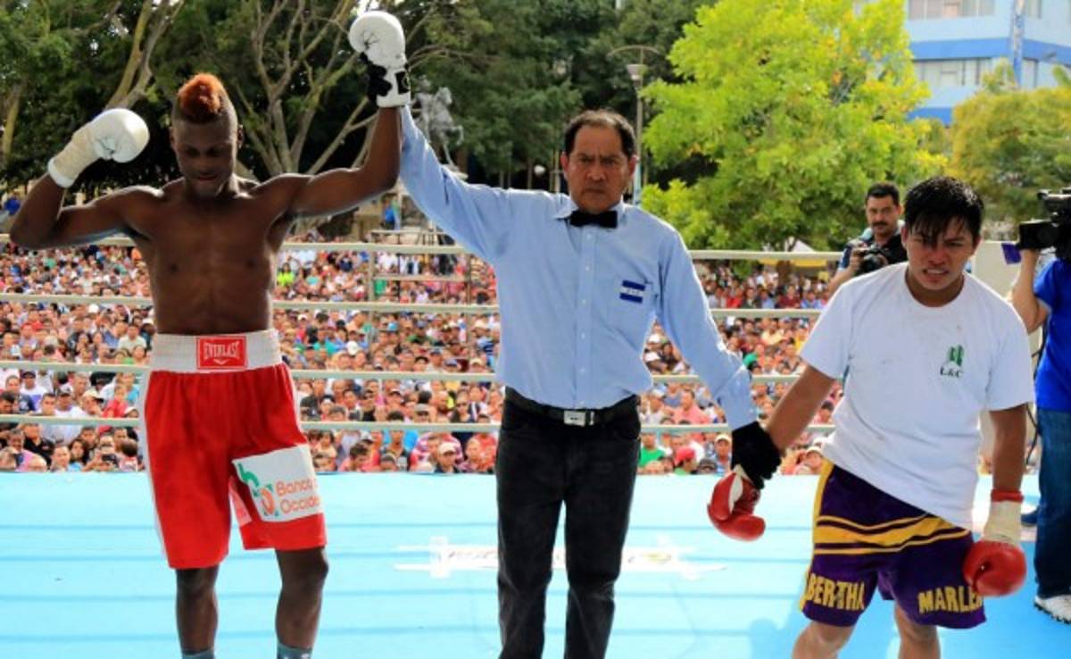 'Pupita' Güity venció a Edwin Téllez por decisión unánime