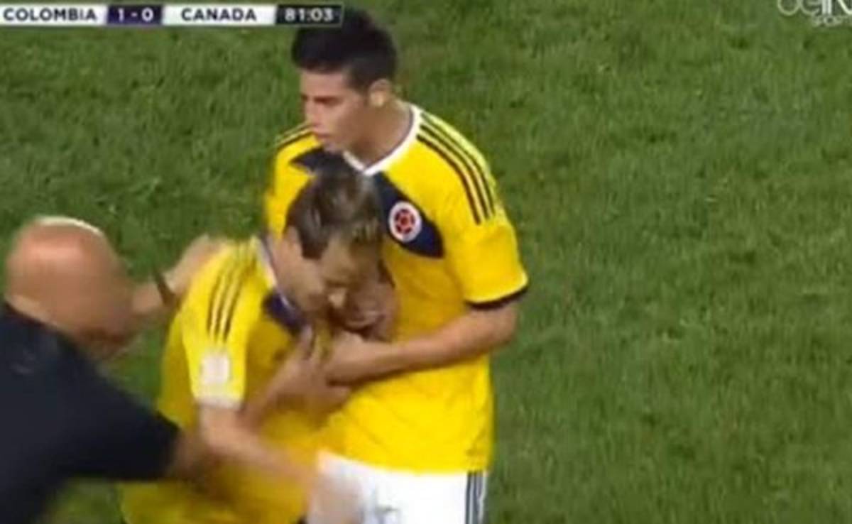 VIDEO: James Rodríguez firma autógrafo a espontáneo