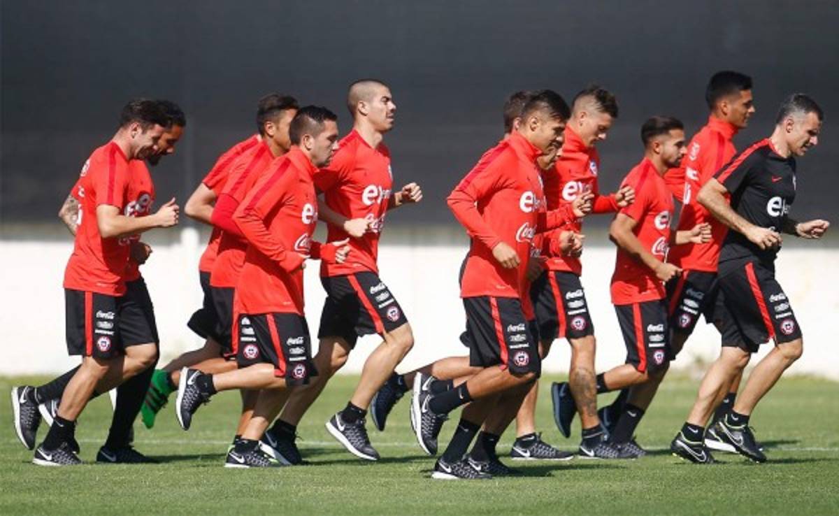 Con doce jugadores y a tres días de su debut, comenzó era Pizzi en la Roja