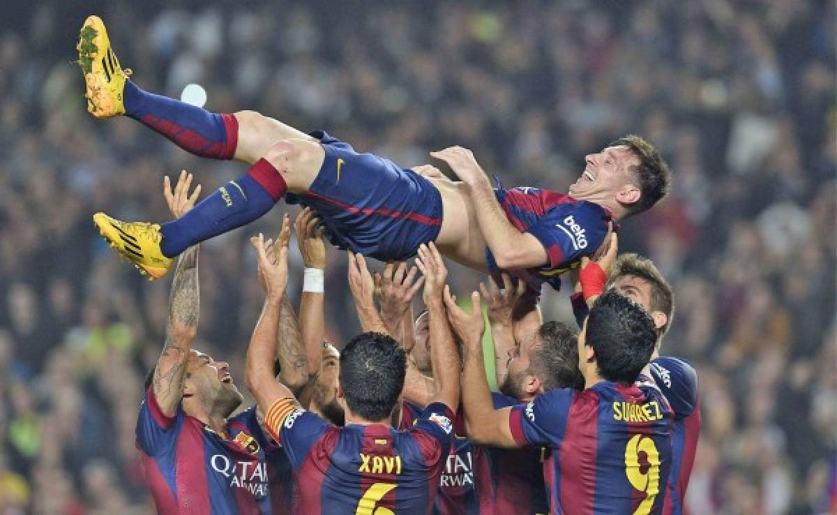 VIDEO: Los jugadores del Barca felicitaron a Messi cargándolo en brazos
