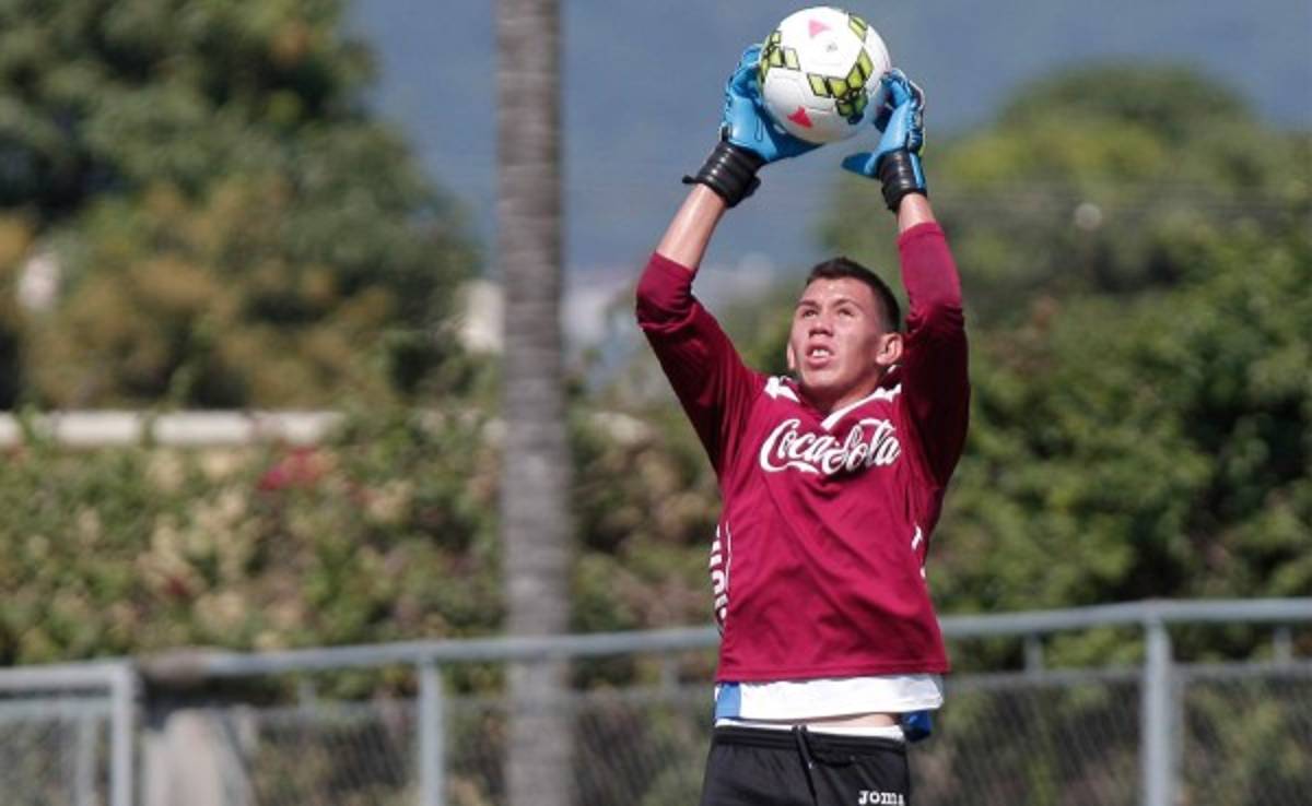 Michael Perelló, apasionado pescador y guardián del arco catracho