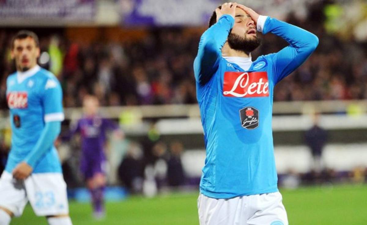 Nápoles empata con la Fiorentina y deja escapar a la Juventus