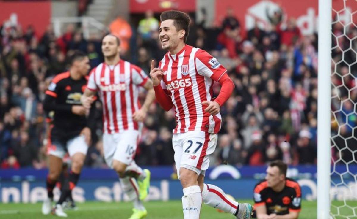 Boxing Day: Stoke City pone contra las cuerdas a Louis van Gaal