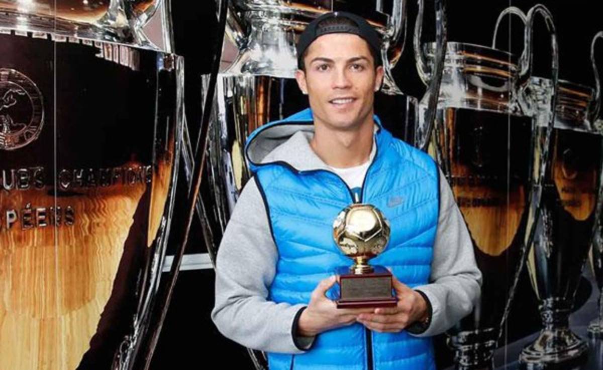 Cristiano recibe el trofeo como mejor goleador de 2013