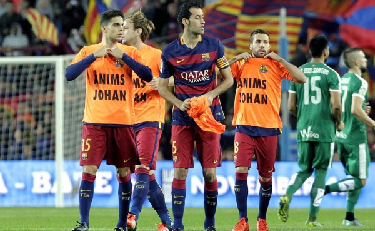 Los jugadores del Barcelona muestran su apoyo a Johan Cruyff