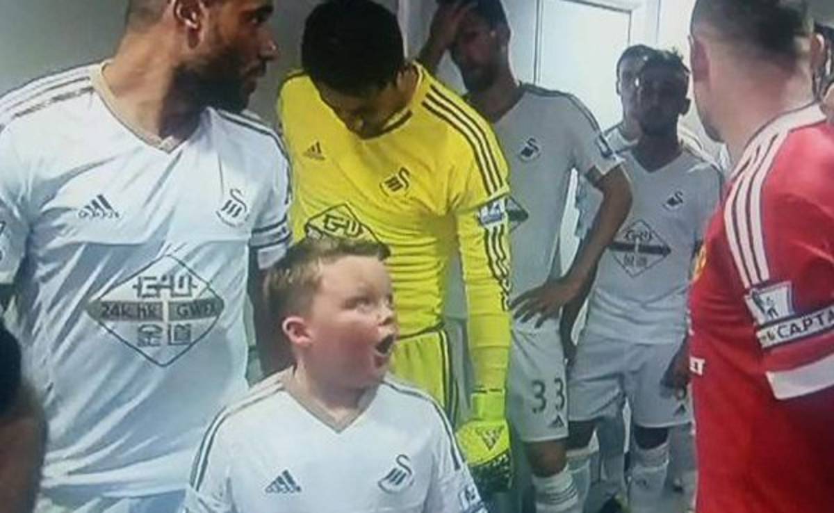 VIDEO: Niño se asombra al ver en persona a Wayne Rooney