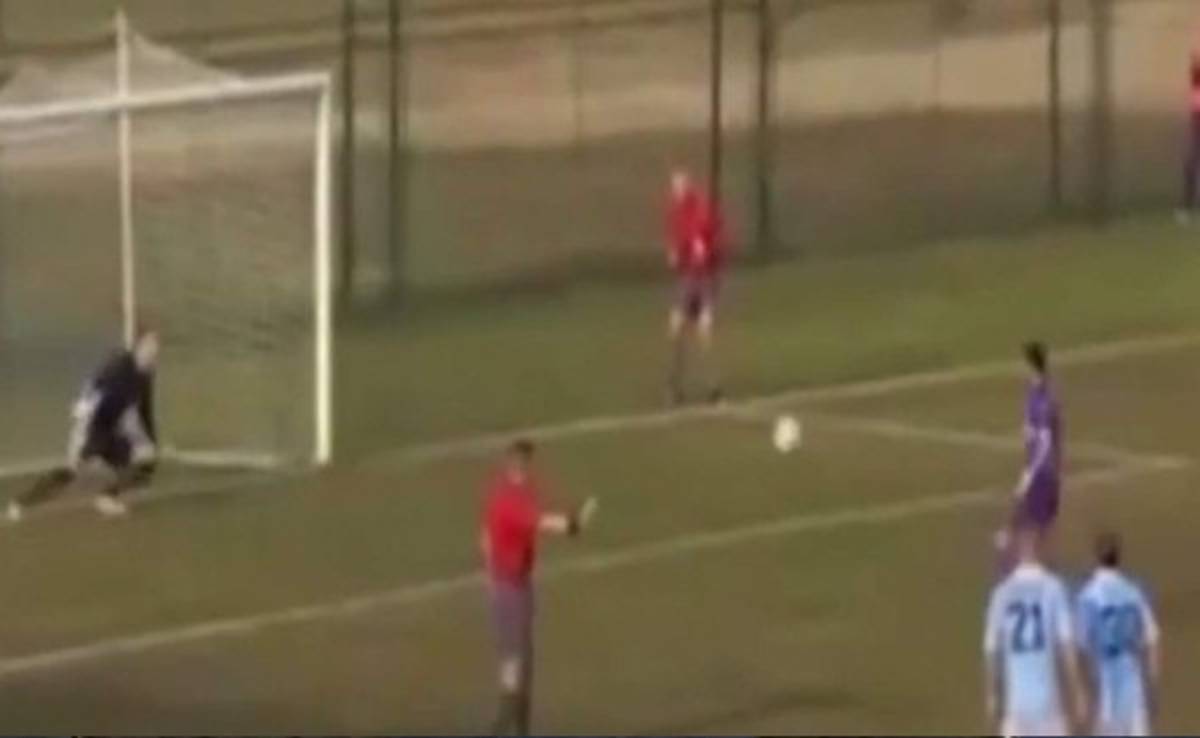 VIDEO: En Serbia amenazan con pistola a jugador por fallar penal