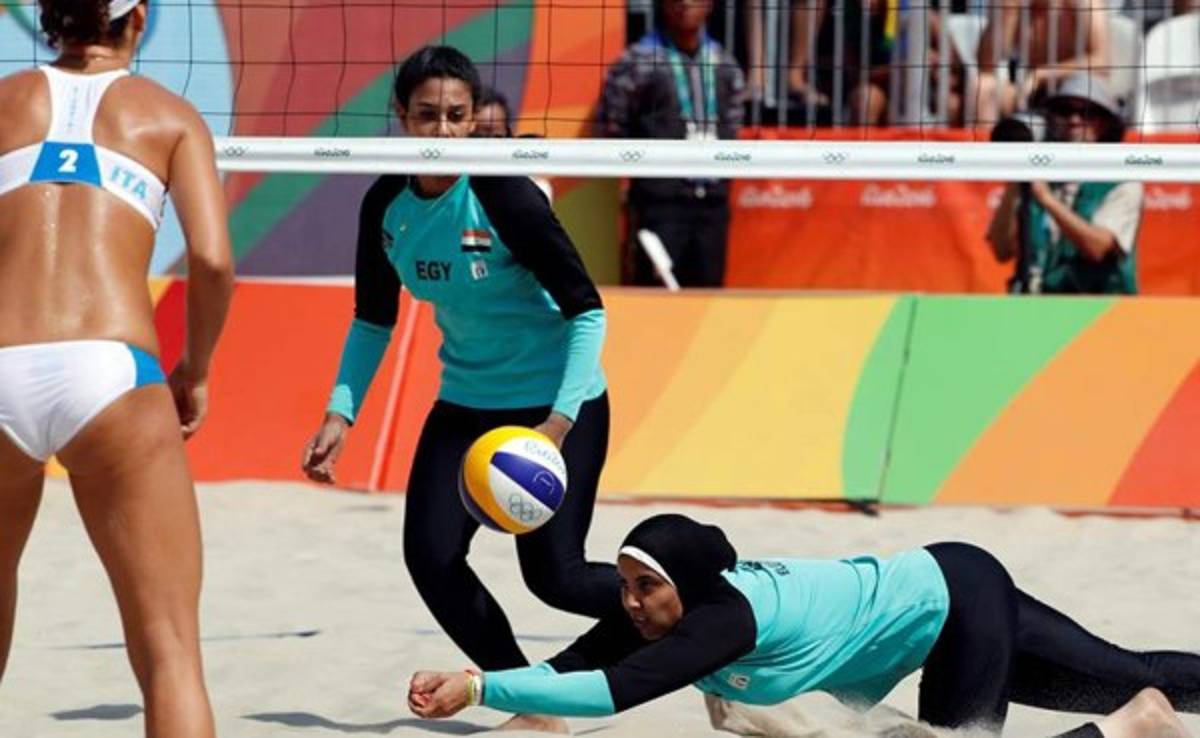 Jugadora egipcia de voley playa es criticada en su país