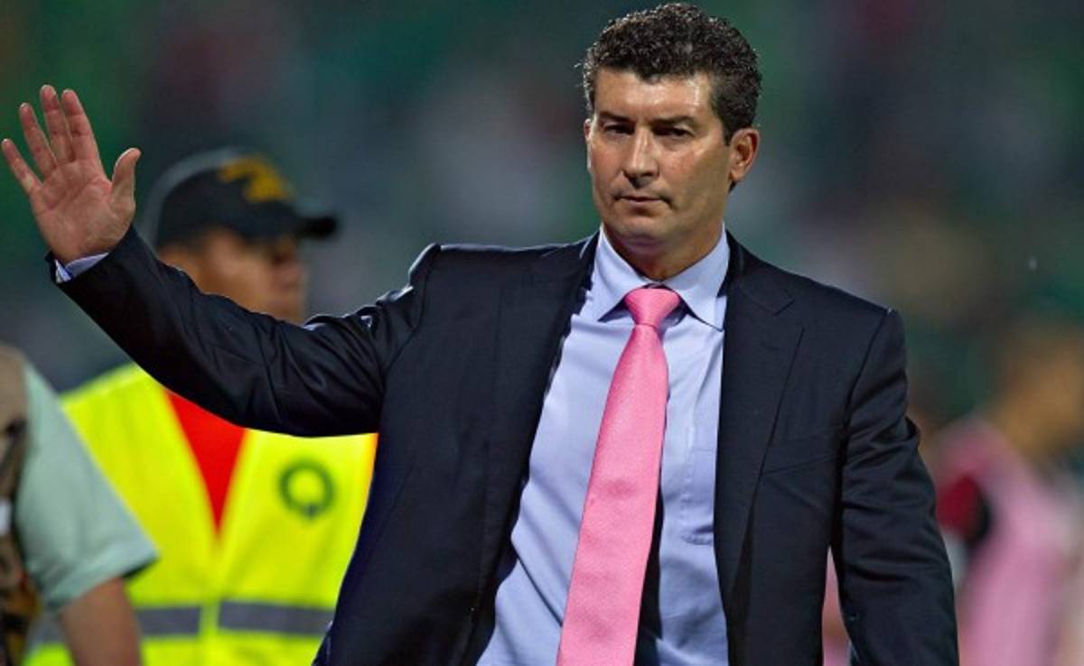 Chepo de la Torre es despedido de Chivas en México