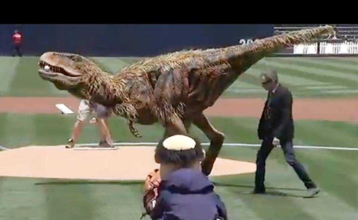 VIDEO: Un dinosaurio entra a campo de béisbol y lanza pelota