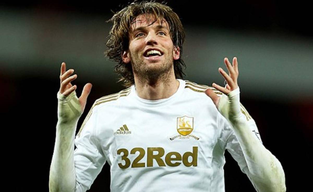 El delantero Michu firma por el Langreo, de cuarta categoría de España