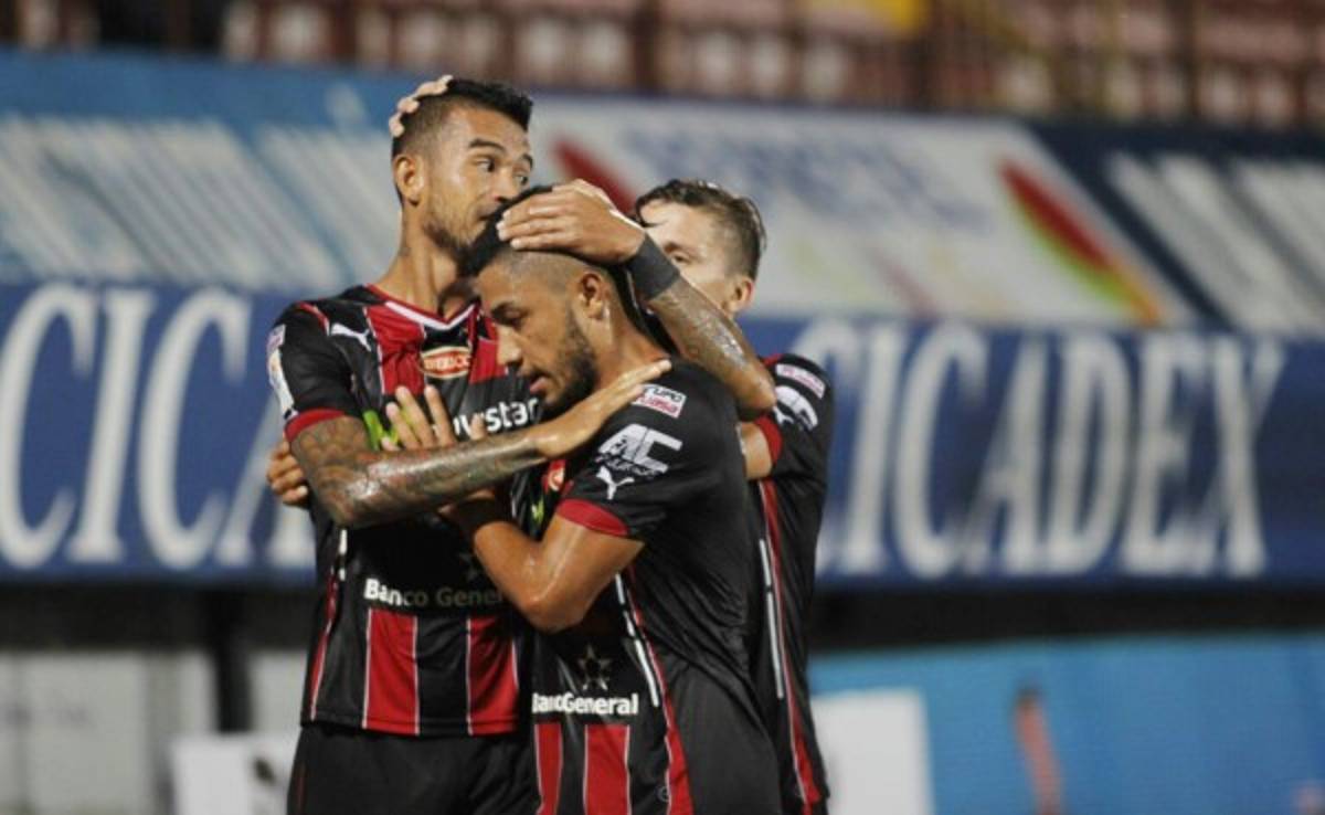 Alajuelense hace historia y Carlos Discua es pieza fundamental